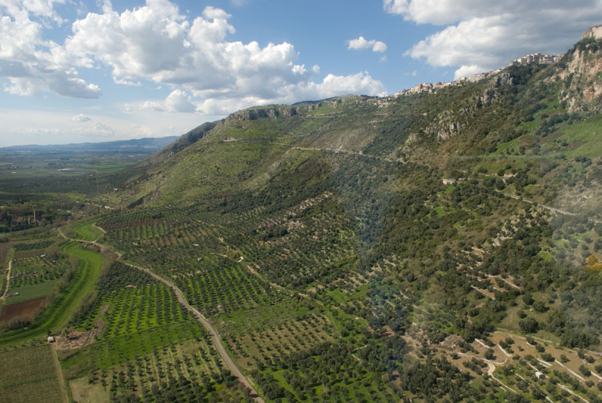 Vista aerea della collina lungo la quale si sviluppa la S.p. Norbana 