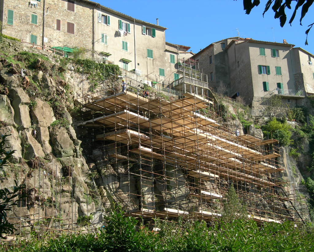 Allestimento del primo tratto del ponteggio strutturale 