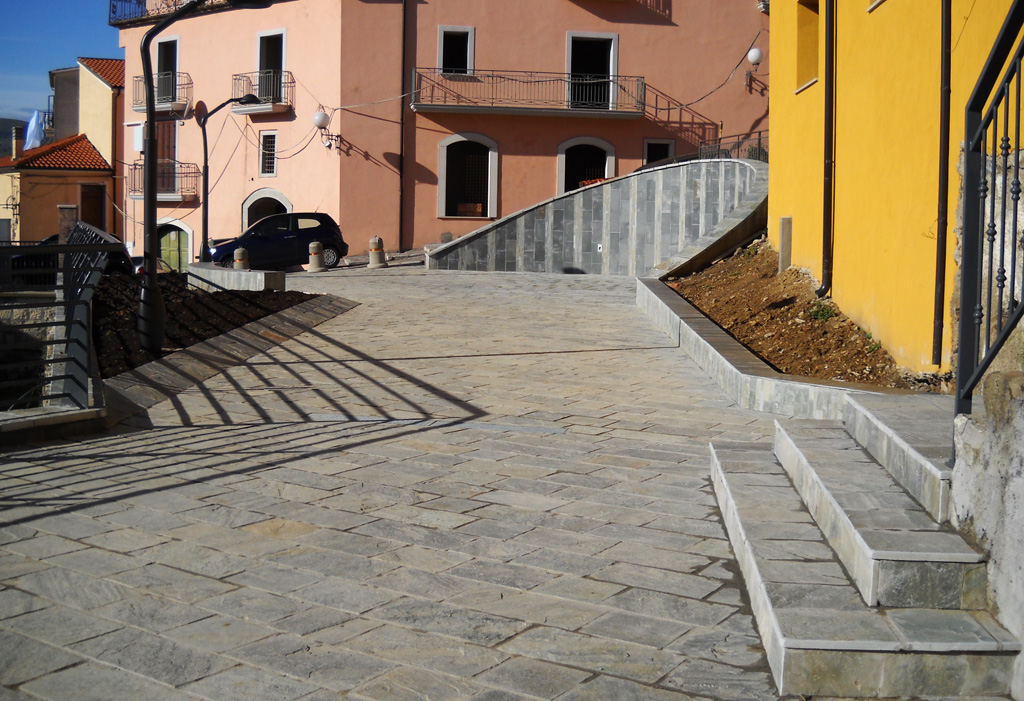 Piazzetta lato centro storico
