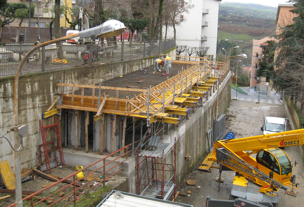 Montaggio del ferro d'armatura della piastra di appoggio delle travi