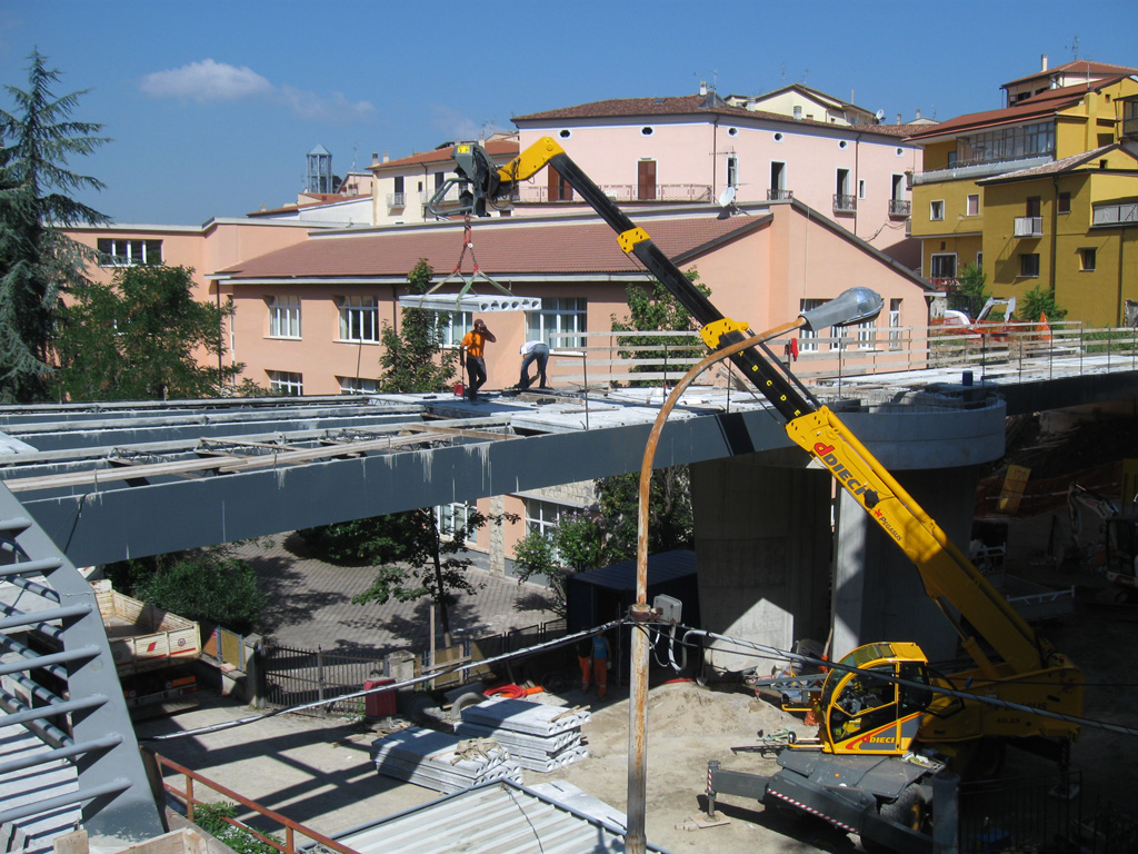 Posa in opera del solaio della passerella pedonale