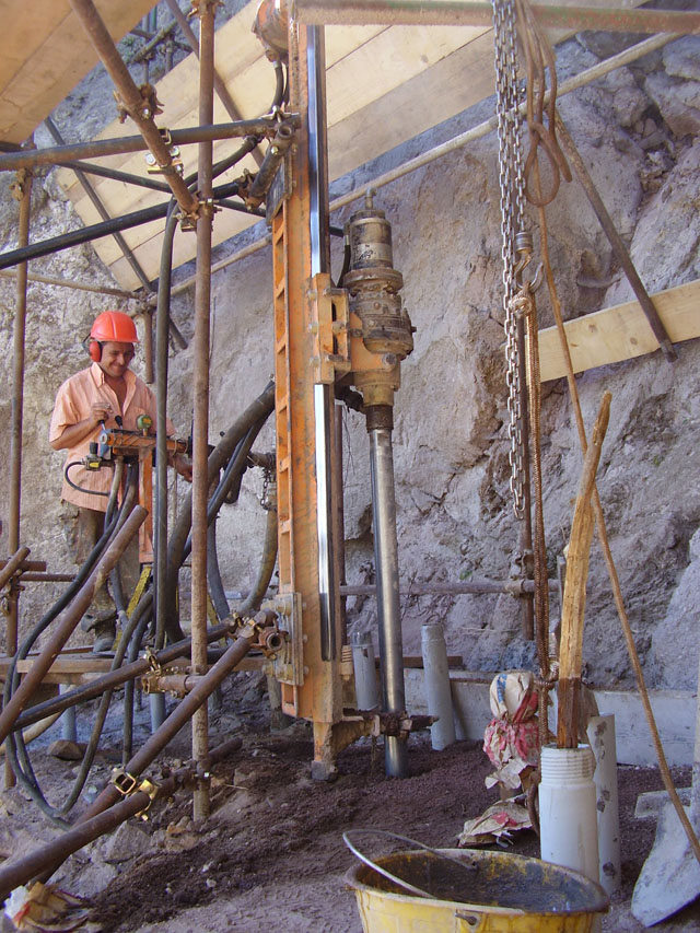 Realizzazione micropali per la fondazione del muro di valle