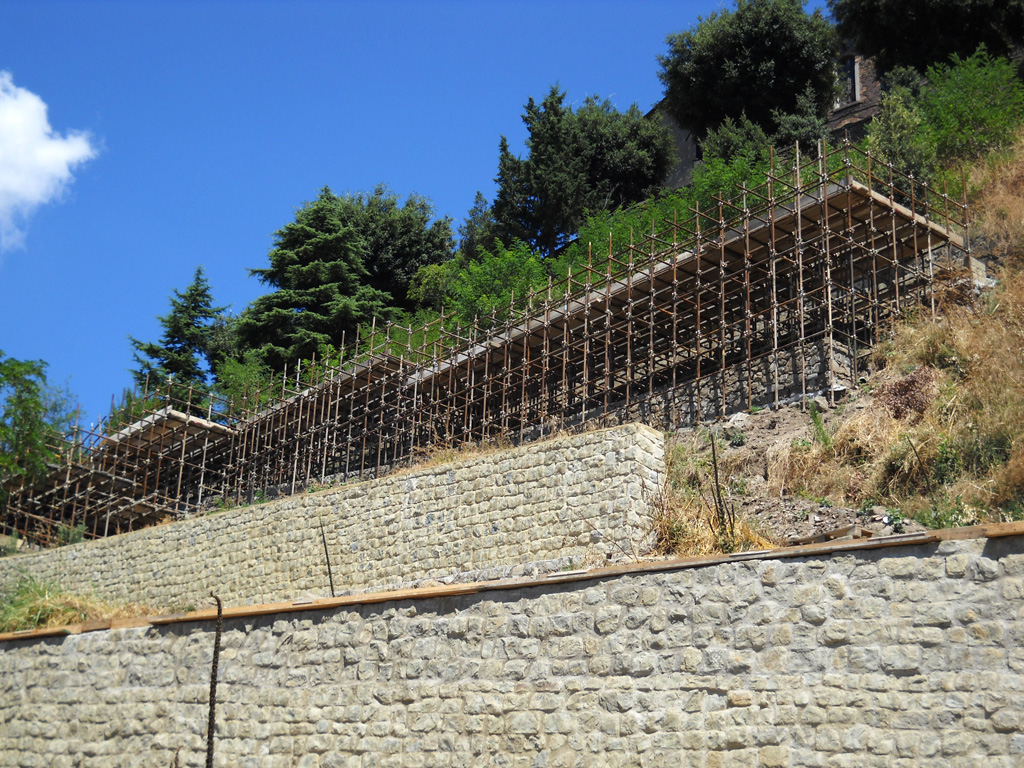 Vista dei muri rivestiti e del ponteggio realizzato