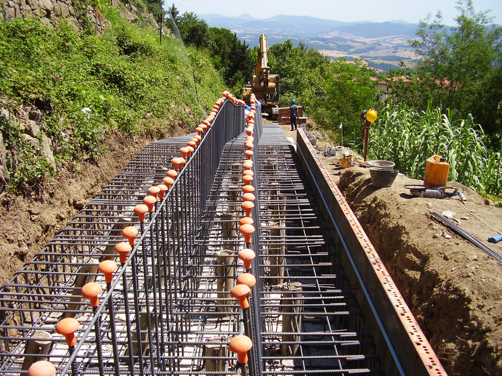 Particolare dell'armatura della fondazione del muro