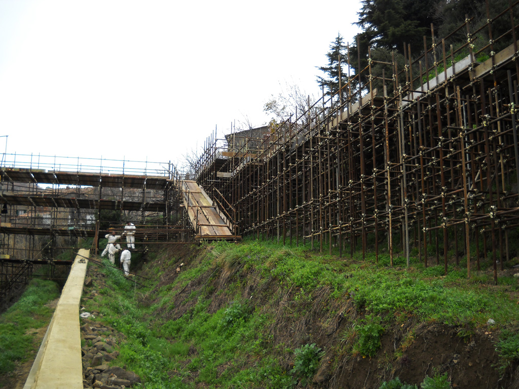 Operazioni di montaggio del ponteggio