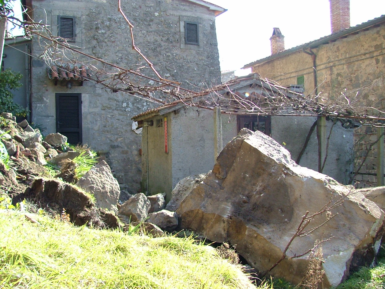 Blocco crollato dalla parete