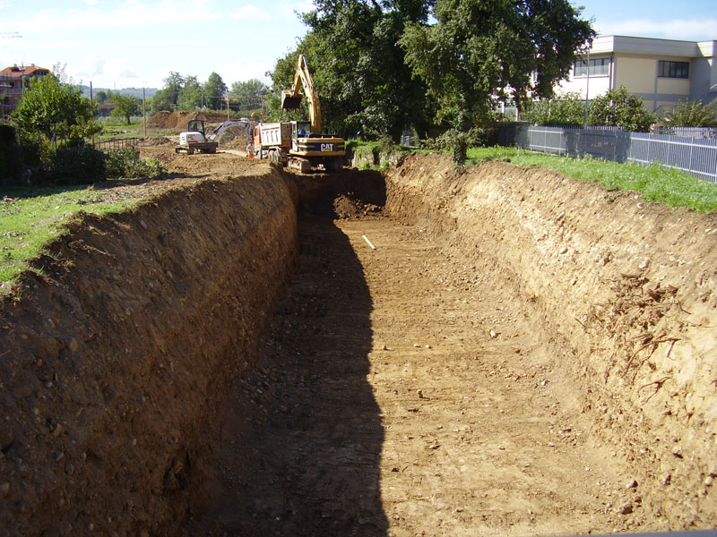 Realizzazione dello scavo per la costruzione dei muri e dell'attraversamento della S.s.