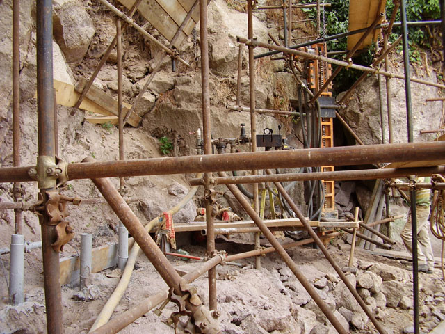 Realizzazione dei micropali per la fondazione del cordolo di monte