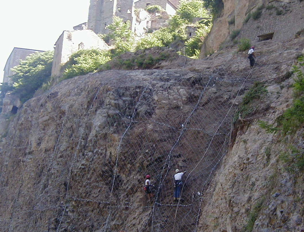 Posa in opera dei pannelli in funi d'acciaio