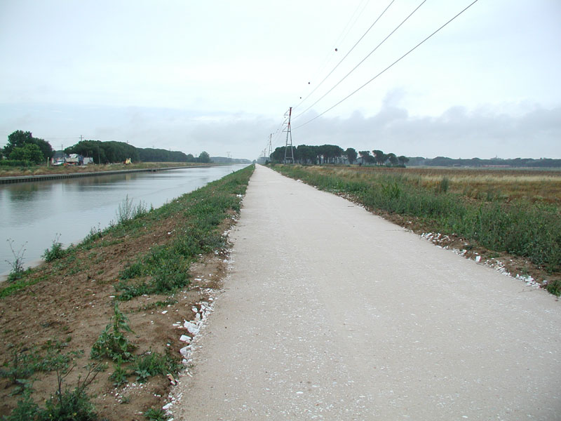 Vista della strada che costeggia il canale dei Navicelli