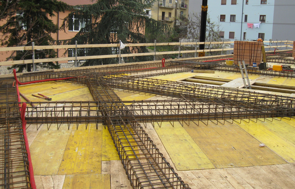 Montaggio del ferro di armatura delle travi del solaio schema 2 per l'ampliamento