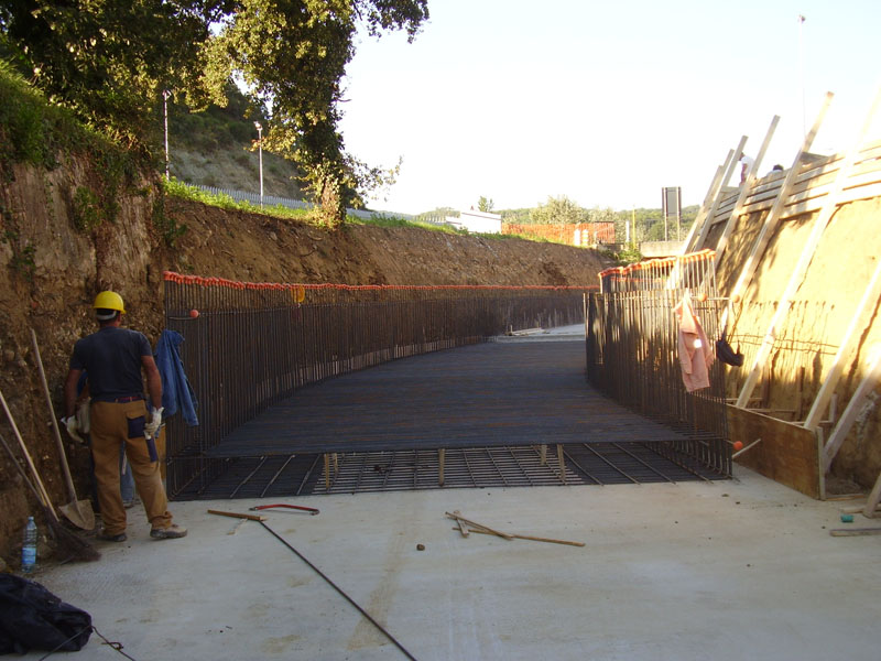 montaggio del ferro di armatura per la realizzazione dei muri