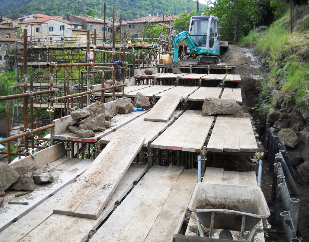 Scavo dei micropali fino alla quota di imposta del cordolo