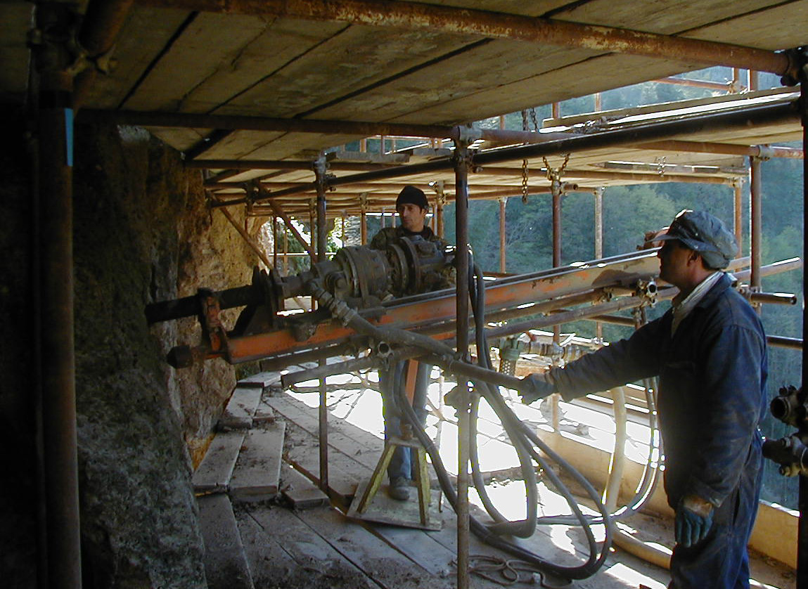 Realizzazione dei tiranti per il consolidamento dei blocchi di roccia 