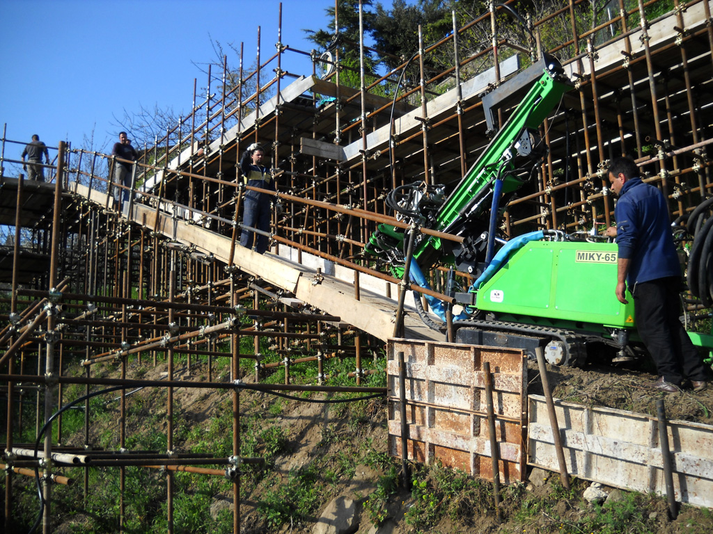 Approntamento dell'attrezzatura da perforazione sul ponteggio