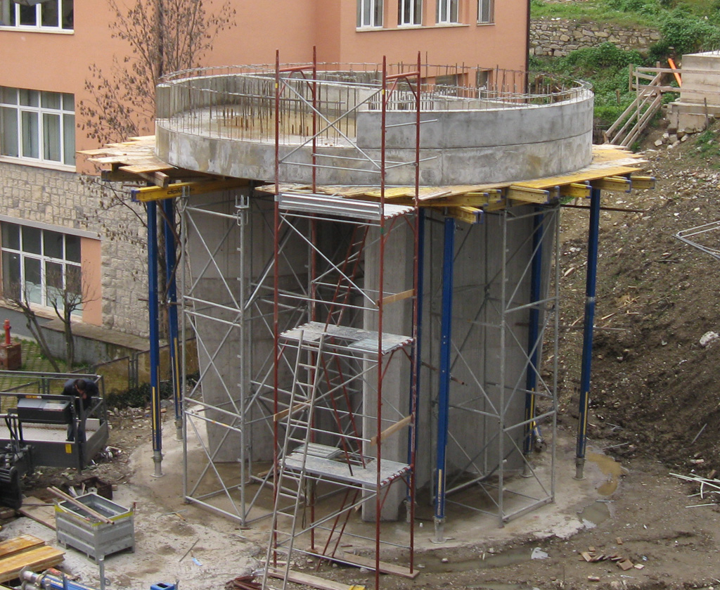 Vista della pila centrale dopo la realizzazione della piastra per l'appoggio delle travi REP